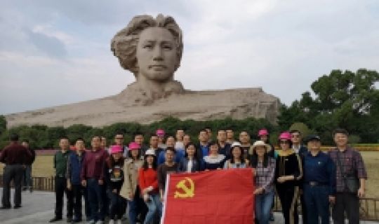 橘子洲頭覽風(fēng)光，偉人像前溫誓詞